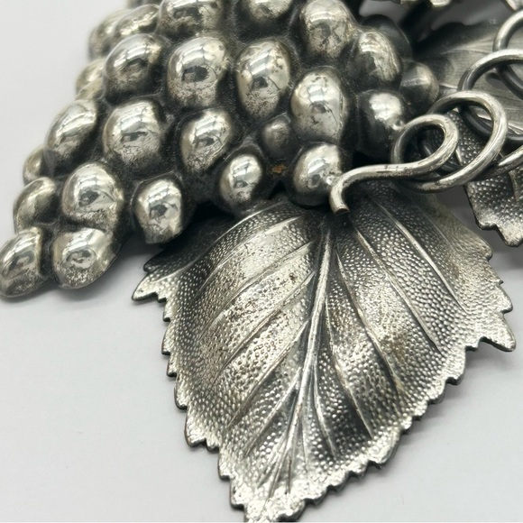 Napier Vintage Grape Leaf Large Brooch - Picture 4 of 6
